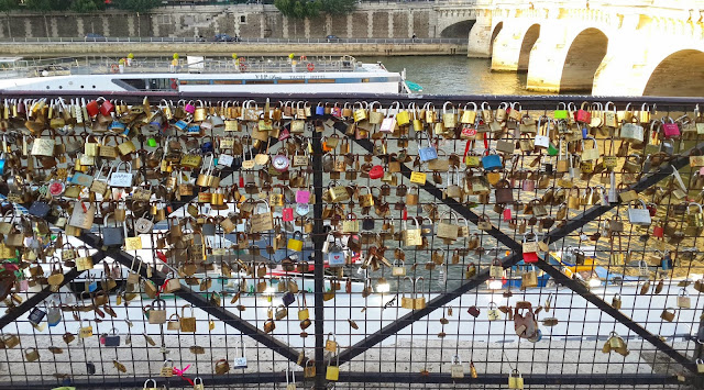 love lock bridge paris location
