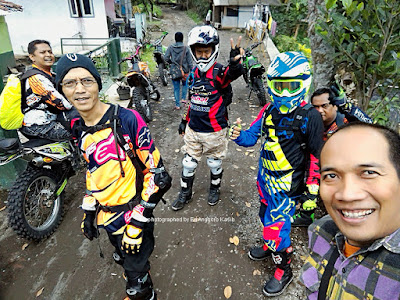 Mengecek persiapan trabas trail adventure di lereng Gunung Galunggung. Mengecek persiapan trabas trail adventure di lereng Gunung Galunggung.