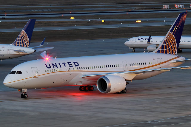 United Boeing 787-8 Dreamliner Evening Taxiing