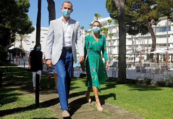 Queen Letizia wore a floral print dress by Maje, and a suede shoes Mint and Rose. Cristina Hotel and Riu Concordia Hotel in Palma