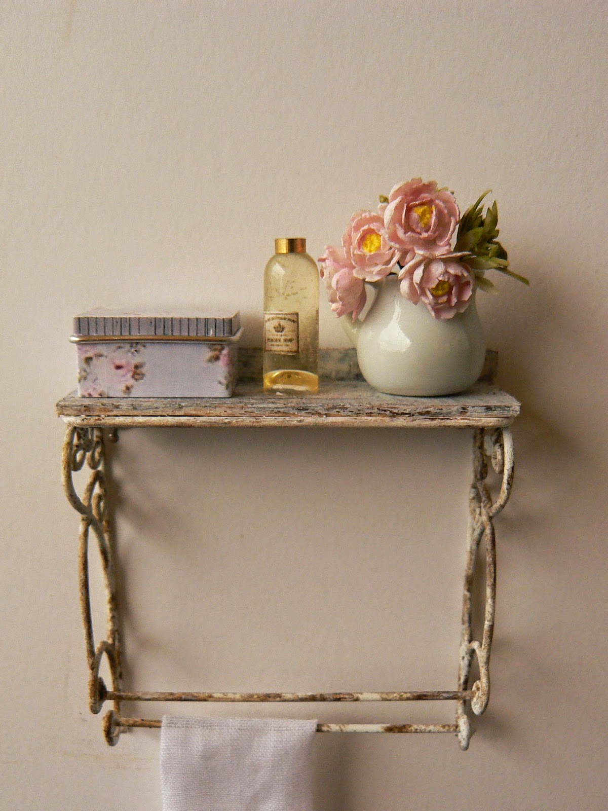 MiniEden: Maravillosa estanteria Hierro forjado