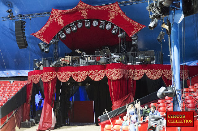 vue du podium  de l'orchestre et de l'entrée des artistes 