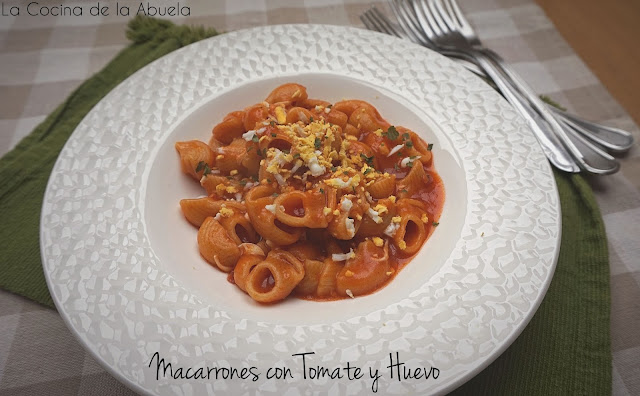 Macarrones caldosos con tomate y huevo.