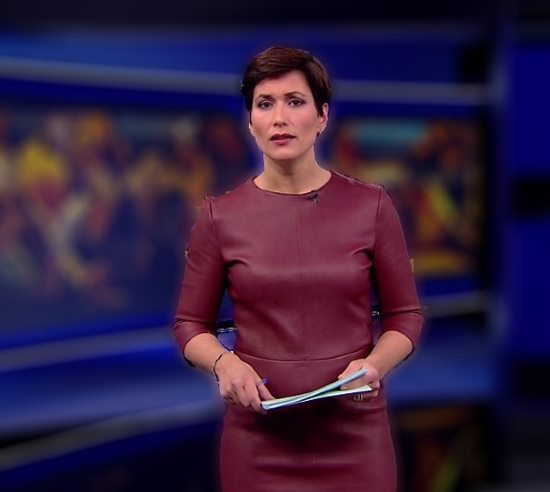 NOS journaal, Nederland, Televisie, Nieuws, Annechien Steenhuizenn, leren jurk, rood,burgundy