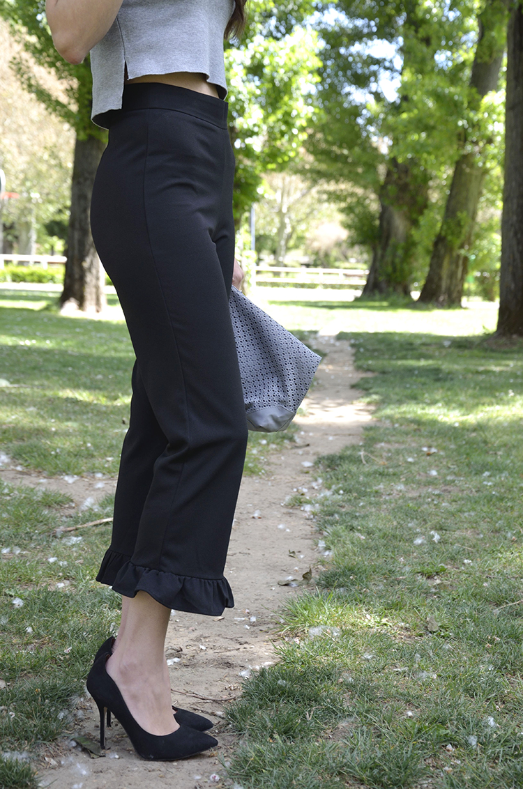 top-pantalón-volante-gris-negro-stilettos-look-outfit-trends-gallery-spring-black-pants