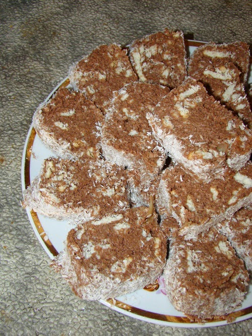 Salam de biscuiti cu migdale si cocos
