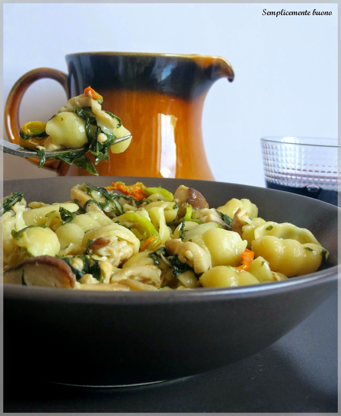 gnocchetti con ragù di pollo, bietole e porcini