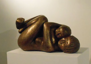 Statue en résine bain de bronze : mère tenant son enfant tendrement enlacé