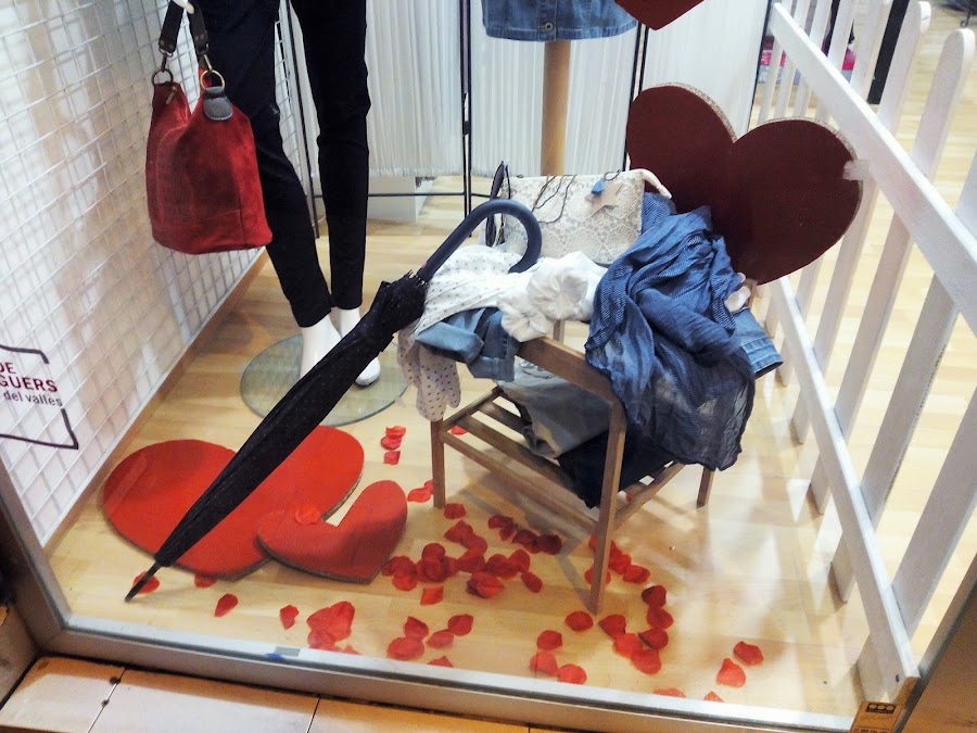 escaparate san valentin pétalos y corazones