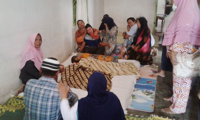 Jenazah kedua korban yang tewas terbakar saat disemayamkan di rumah duka. Jenazah kedua korban yang tewas terbakar saat disemayamkan di rumah duka.