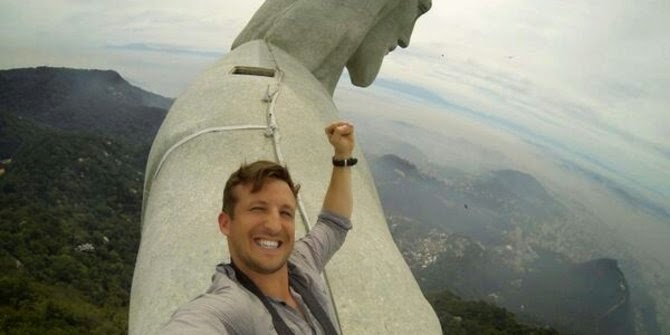 Ber-selfie dengan Patung Yesus di Rio de Jeneiro Ber-selfie dengan Patung Yesus di Rio de Jeneiro