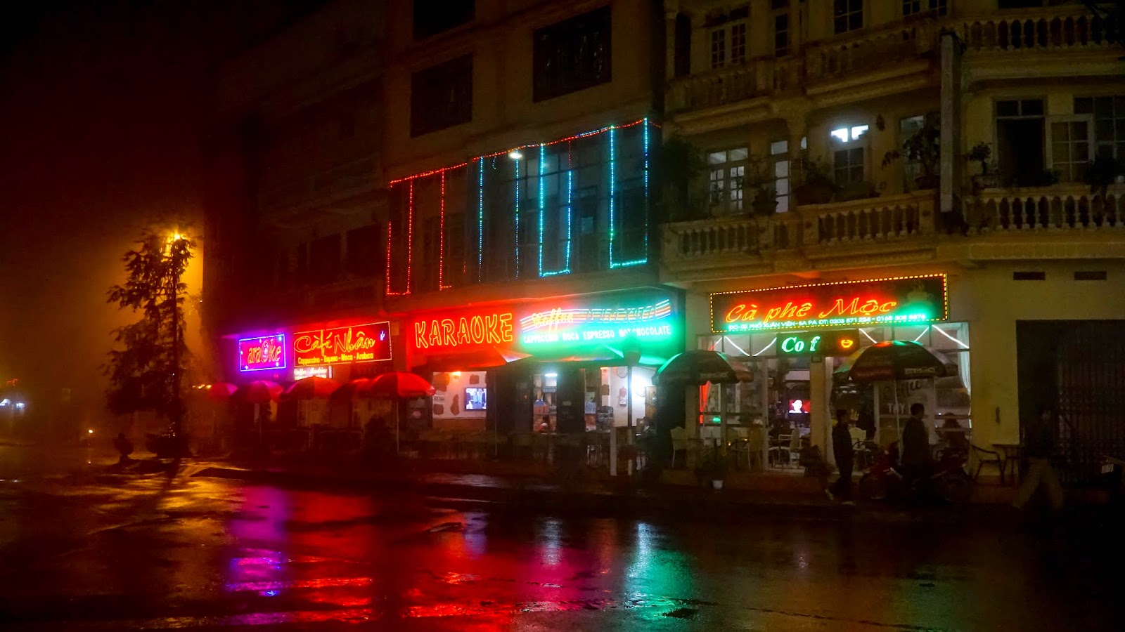 Cafes near Sapa lake at night