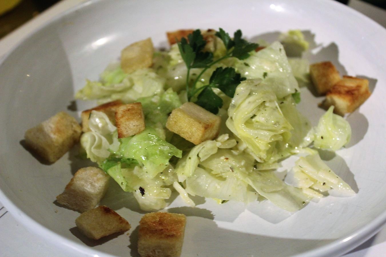 Eisbergsalat mit Croutons, Parmesan und Senfdressing – glatzkoch.de