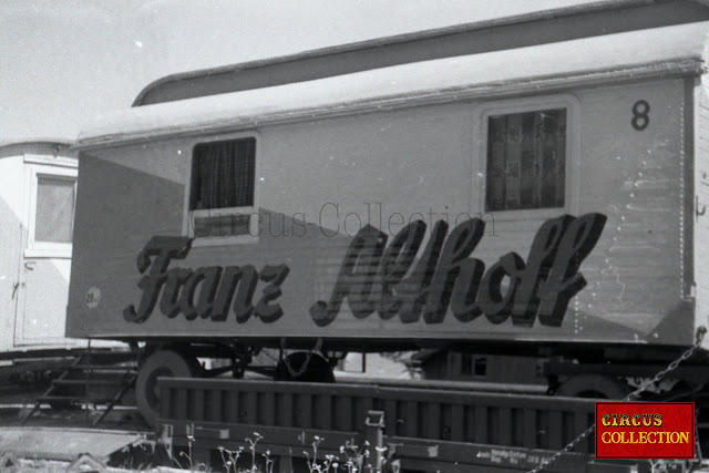 Roulottes d'habitation sur un wagon du Cirque Franz Althoff 1967