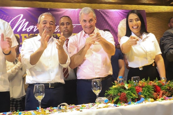 Gonzalo Castillo recibe apoyo del movimiento “El presidente de las camisas mangas cortas” Gonzalo Castillo recibe apoyo del movimiento “El presidente de las camisas mangas cortas”