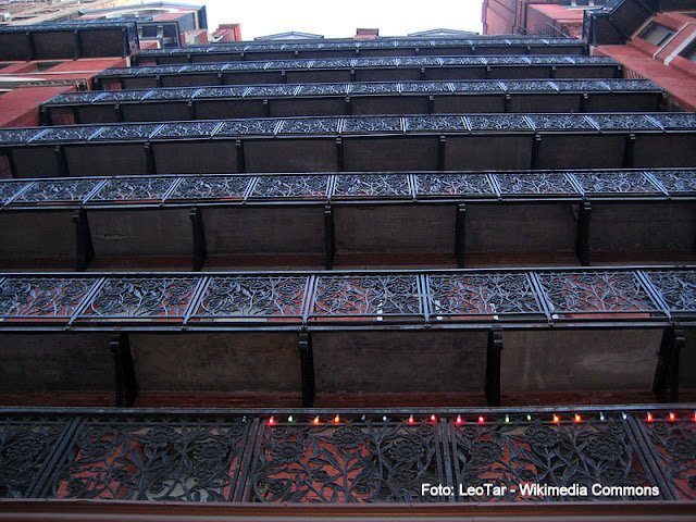 Balcões de ferro na fachada do Chelsea Hotel, Nova York