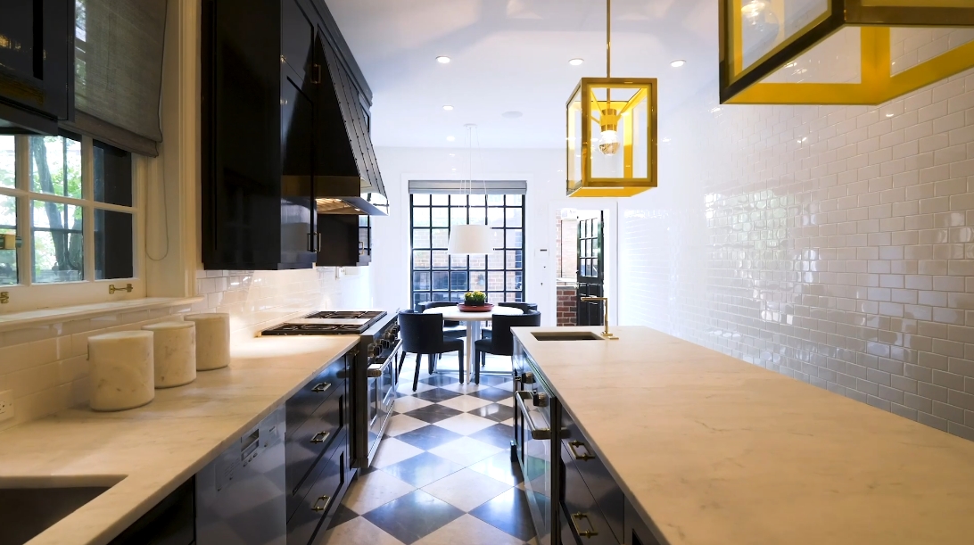 19 Photos vs. 23 E Scott St, Chicago Interior Design Luxury Home Tour