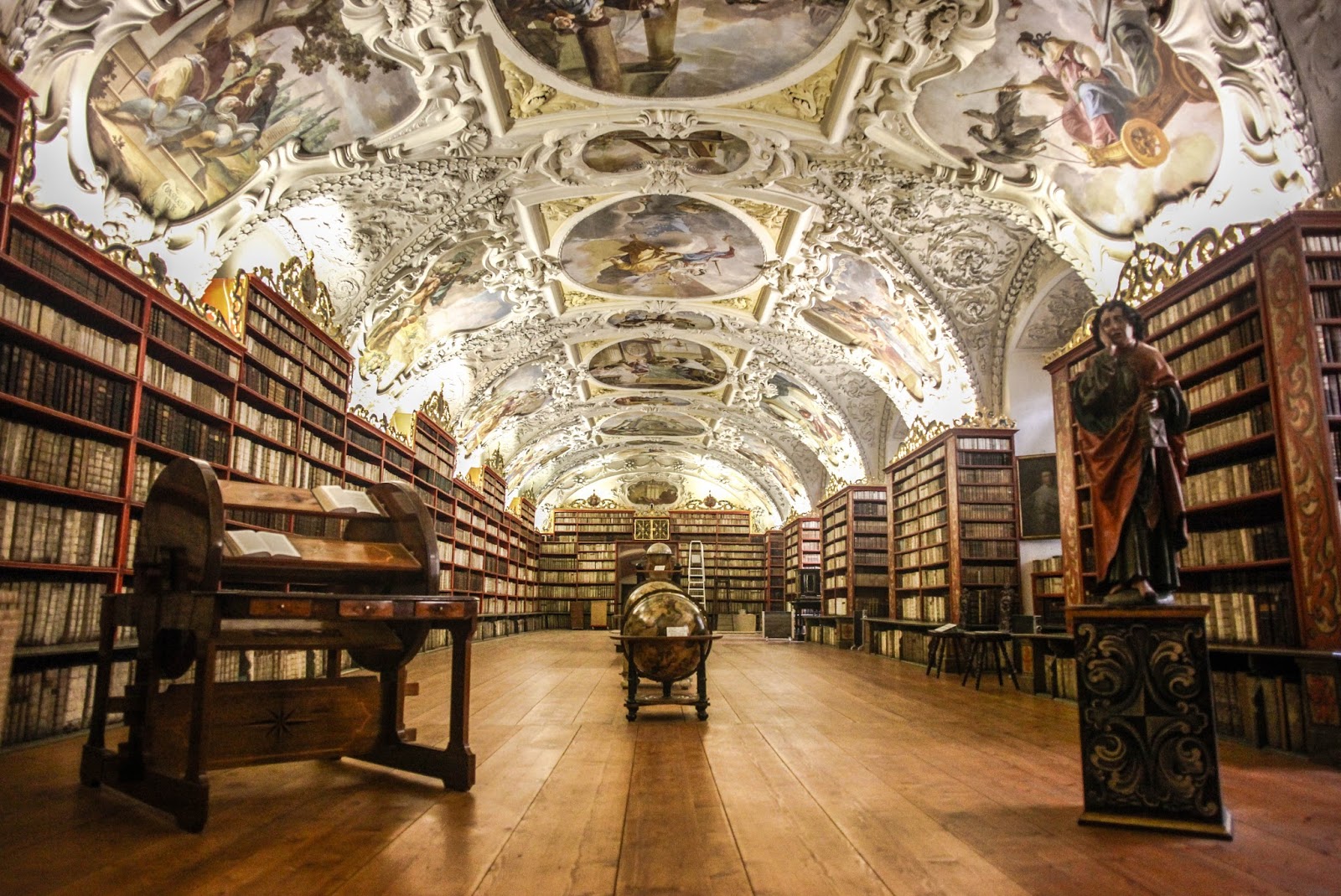 Самая красивая библиотека Праги.