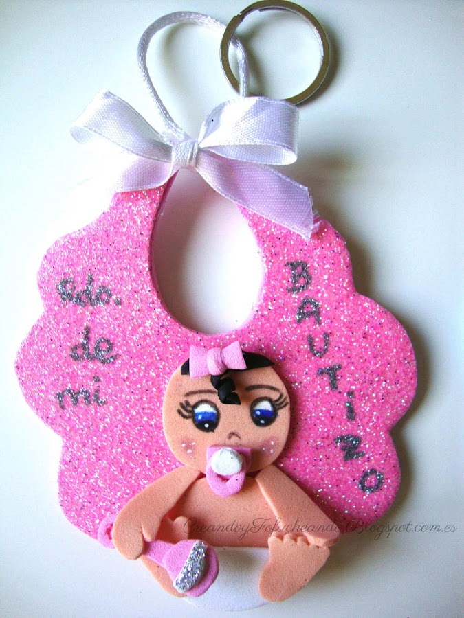 llavero de niña para recordatorio de bautizo,en goma eva
