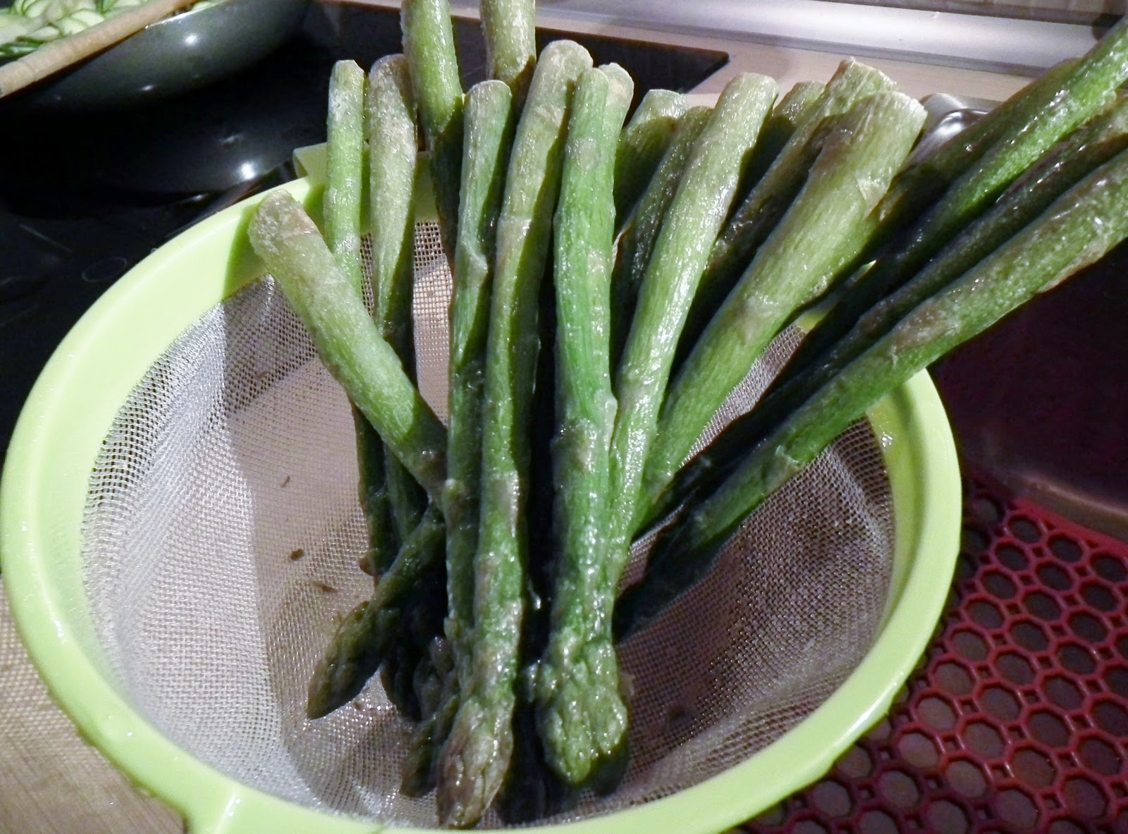 arrotolato di tacchino con asparagi e parmigiano