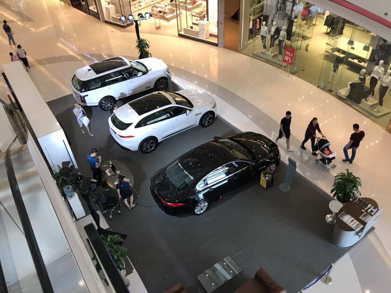 Jaguar Land Rover Tại Quận 7 Crescent Mall Phú Mỹ Hưng