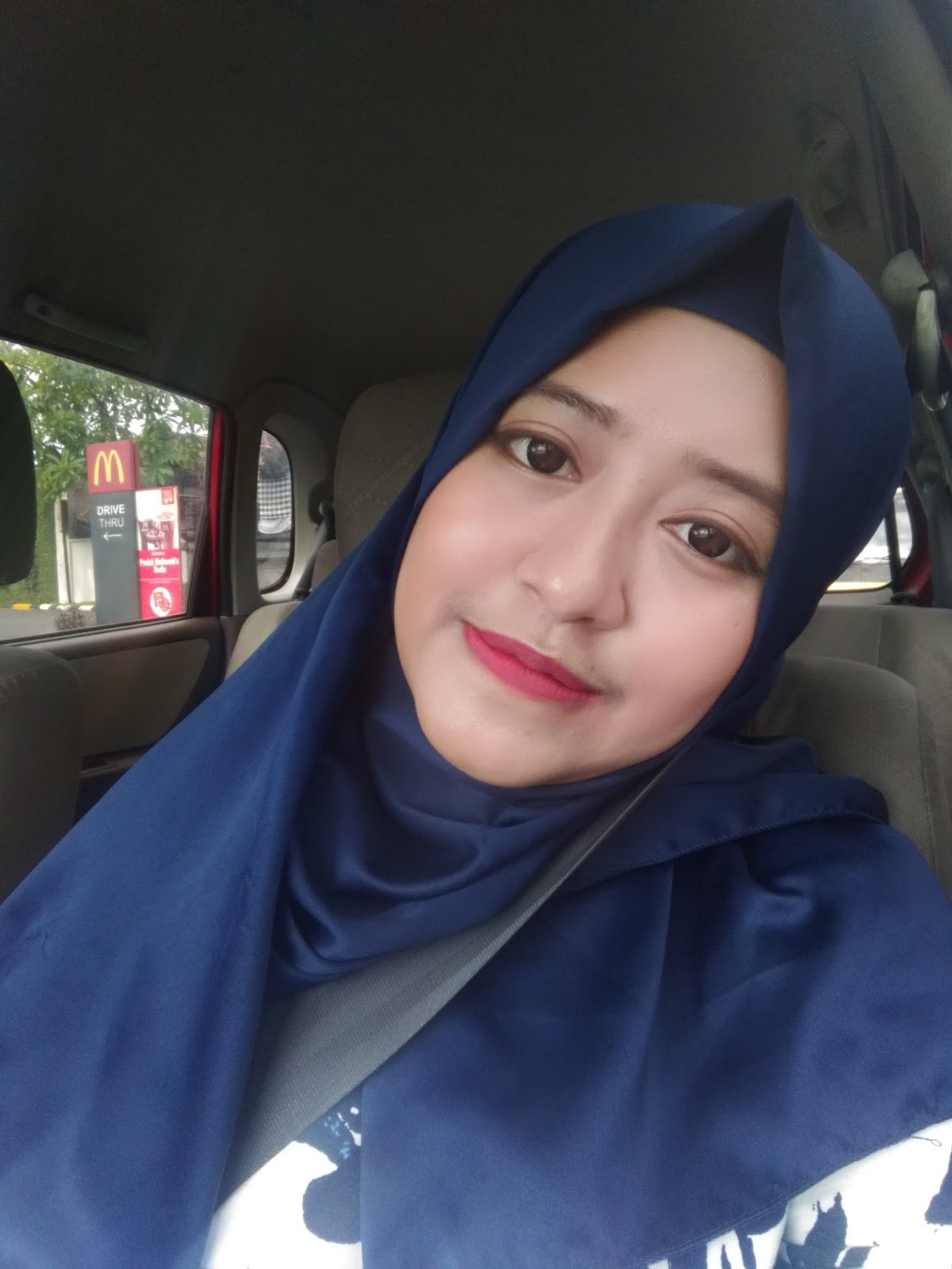 Curvy Girl Story kalo sekilas warnanya ga beda jauh ya tapi kalo di swatch di bibir keliatan bedanya kok