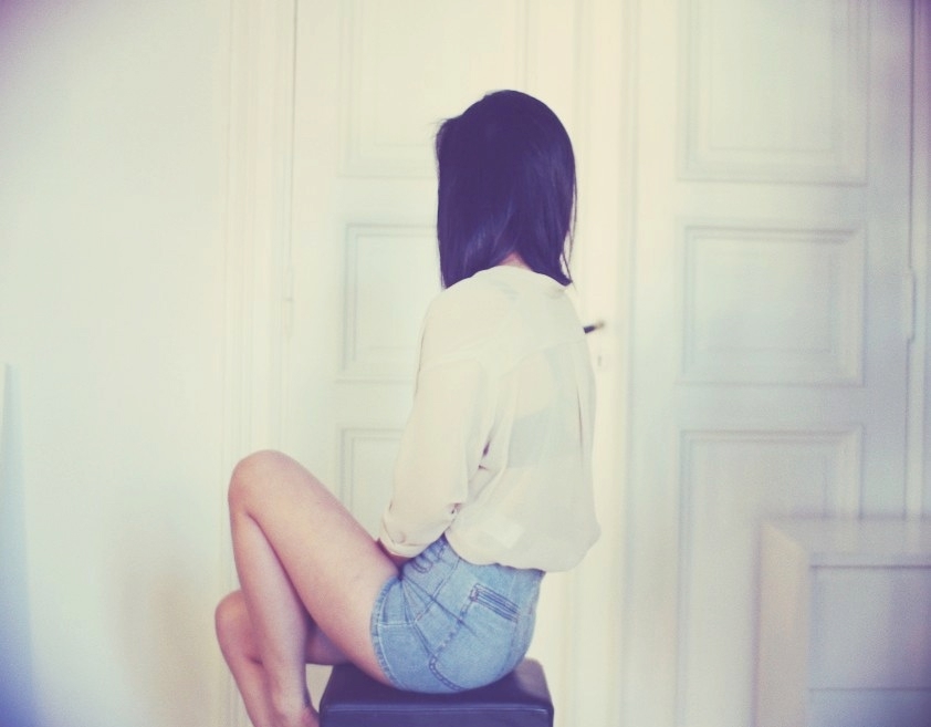 Картинка на аву для девушек без лица брюнетка с каре