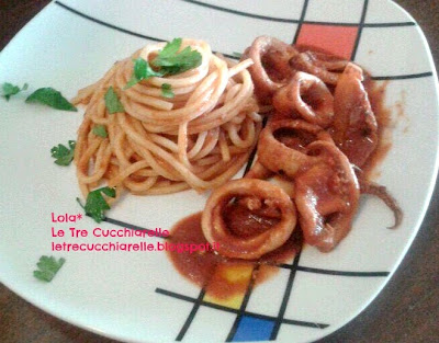 spaghetti alla chitarra con sugo di calamari.