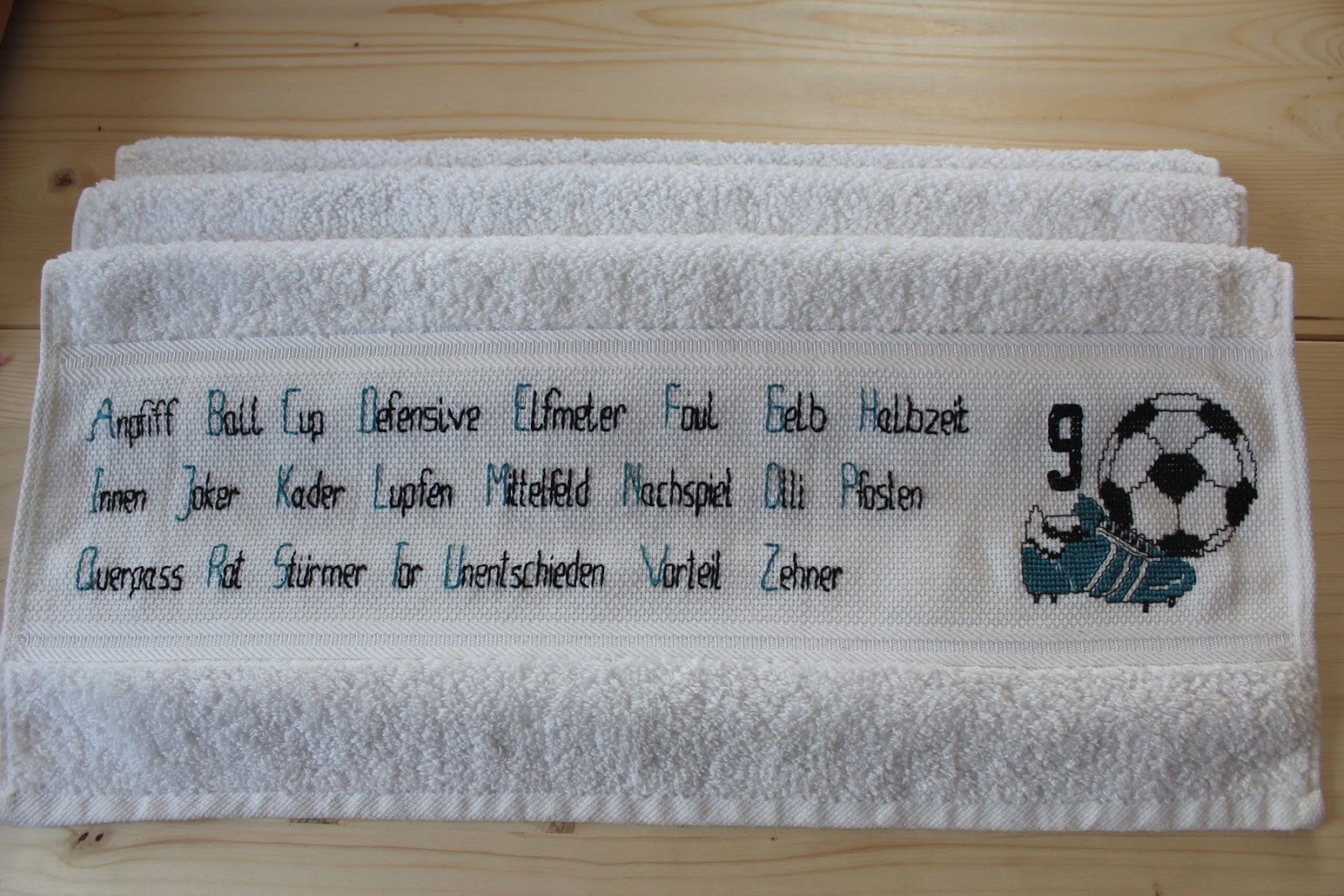 Handtuch gestickt im Kreuzstich mit Fußballmotiv