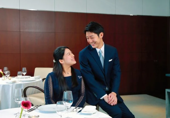 Princess Ayako officially got engaged to Kei Moriya with a traditional ceremony held in Tokyo. Emperor Akihito and Empress Michiko