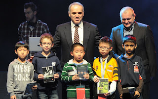 Garry Kasparov et Théo Ciccoli, 2e à gauche - photo FFE