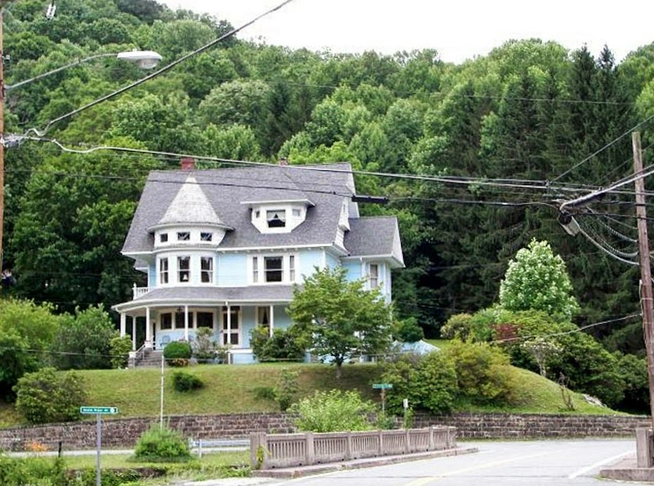 From City to Suburbia 1 Duhring St, Bramwell, WV 24715