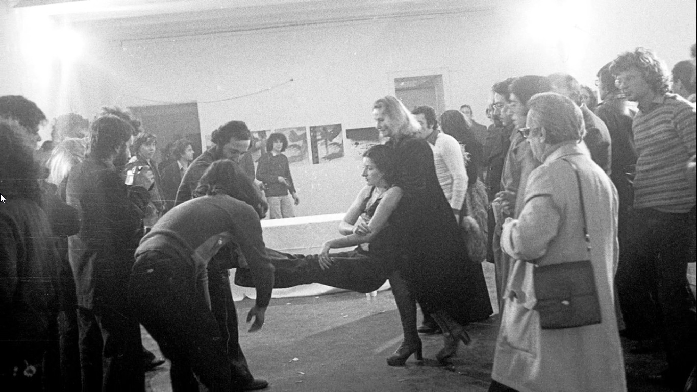 марина абрамович ритм 0 1974. марина абрамович эксперимент перформанс. эксперимент делайте что хотите. эксперимент делайте что хотите. перфоманс художницы марины абрамович.