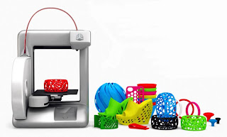 La impresora 3d más pequeña y algunos ejemplos de las posibilidades de la fabricación: zapatos, pulsera, vasos.