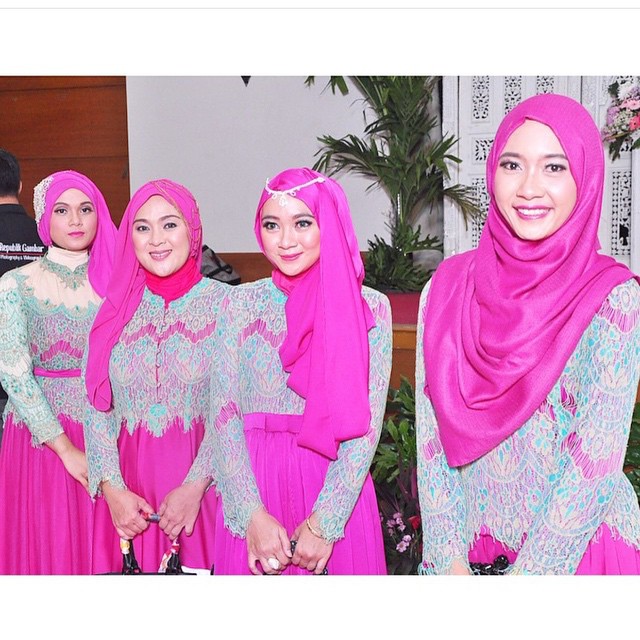 Kebaya Hijab Pink Polos - Inspirasi Kebaya Modern