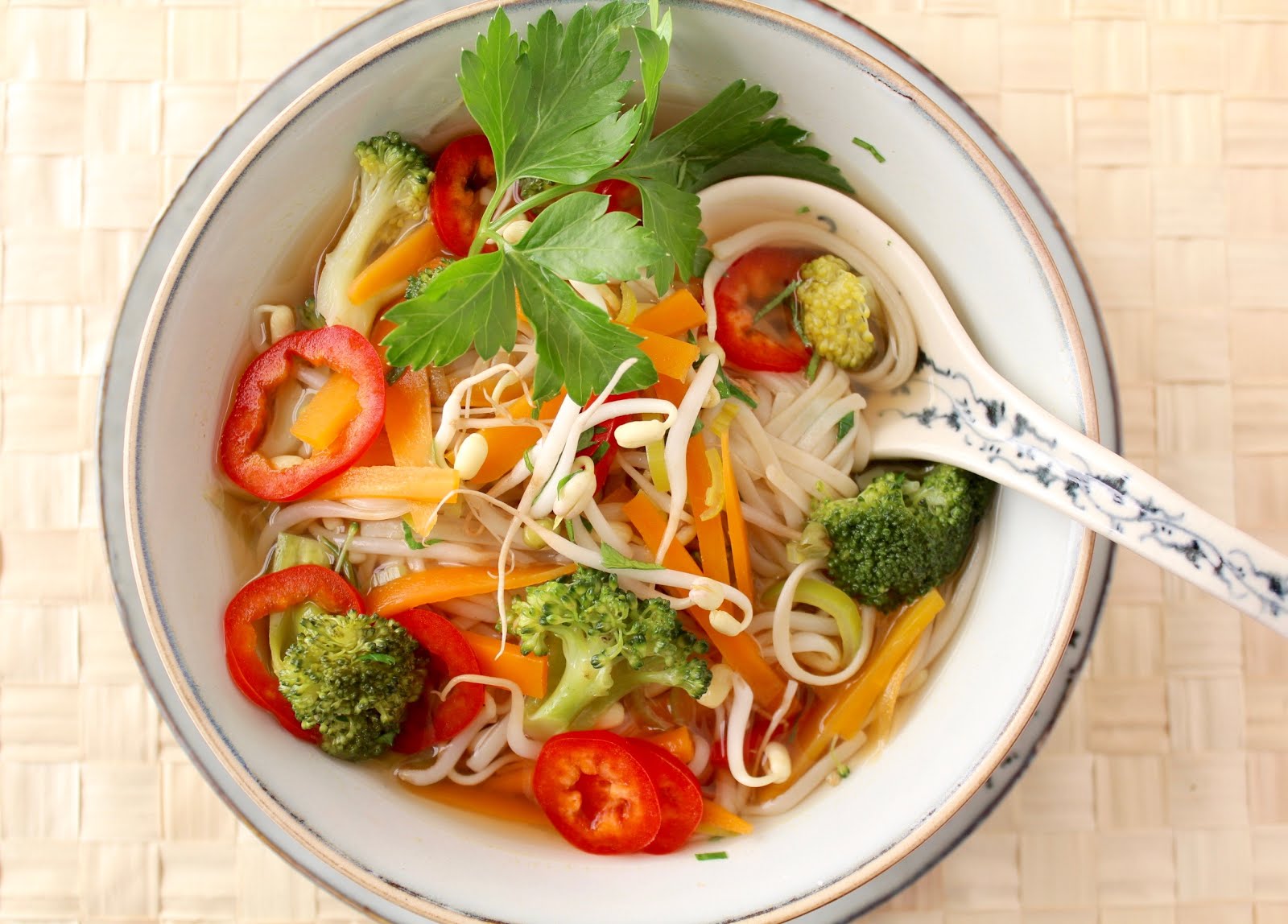 Miso-Suppe mit Reisnudeln und Gemüse
