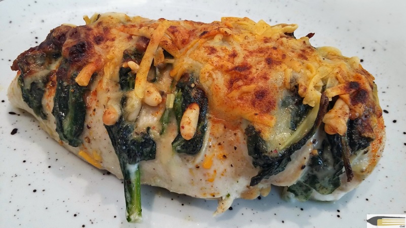 Pechugas de pollo estilo Hasselback con espinacas y queso roquefort