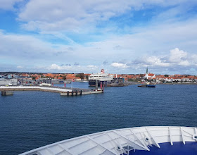 Bornholm mit Kindern im Herbst. Teil 1: 10 Tipps für die Überfahrt mit der Fähre von Sassnitz nach Rønne. Die Einfahrt in den Hafen von Rönne ist für die ganze Familie ein tolles Erlebnis.