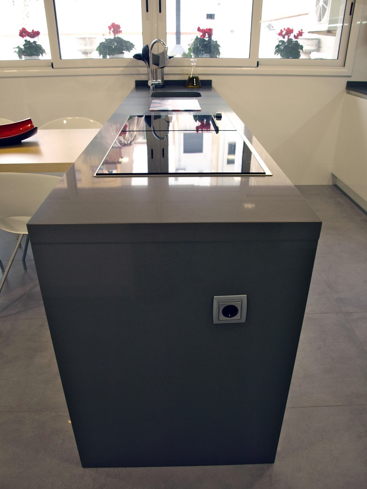 COCINA EN LACA ALTO BRILLO CON PENINSULA Y ZONA DE COLUMNAS