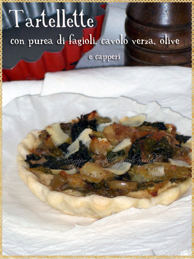 Tartellette con purea di fagioli, cavolo verza, olive e capperi