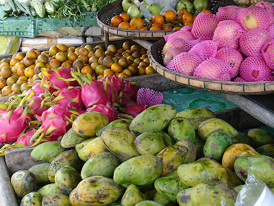 Étalage de fruits exotiques dans un marché à Koh Lanta