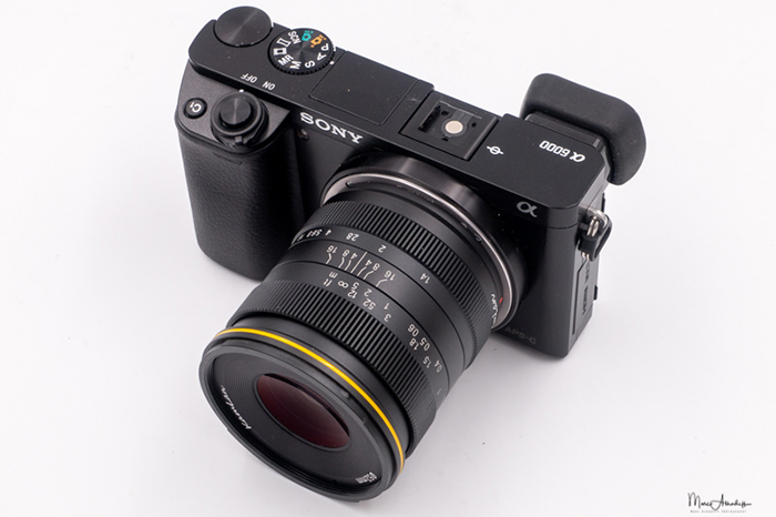 Объектив Kamlan 28mm f/1.4 установлен на камеру Sony A6000