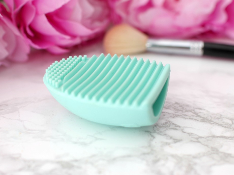 Elle Sees Beauty Blogger in Atlanta Brush Egg VS. Real Techniques