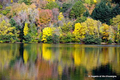 Le Gour de Tazenat, Auvergne, en automne.