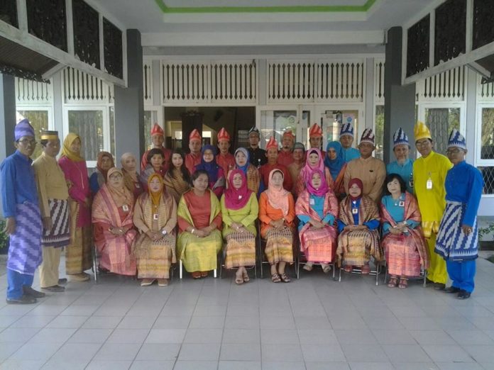 3 Baju Adat Kalimantan Barat Dan Penjelasannya Tradisikita Indonesia