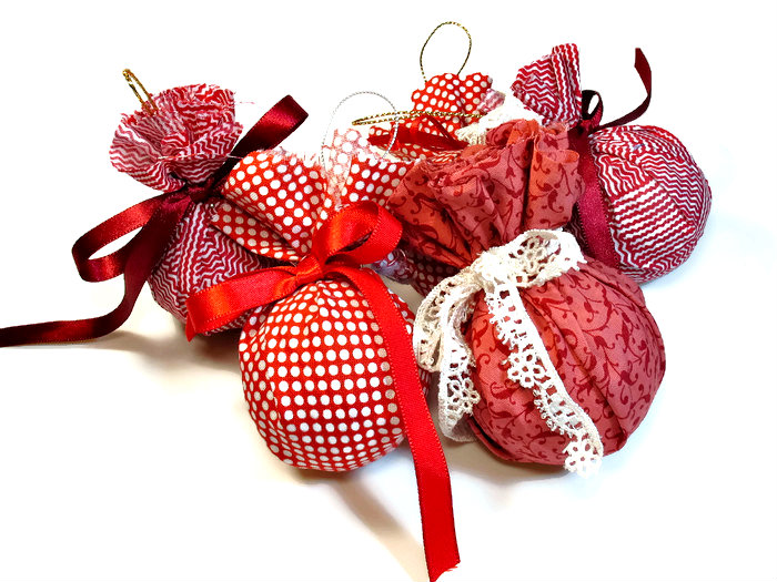 BluKatKraft Simple Repurposed Bulb Fabric Ornaments DIY