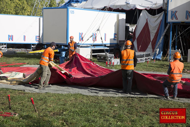 Devant le chapiteau, les employés du cirque Knie installent le grand et le petit buffet puis montent la tente d'entrée du cirque. ( Bulle le 24 septembre 2018 ) photo Philippe Ros