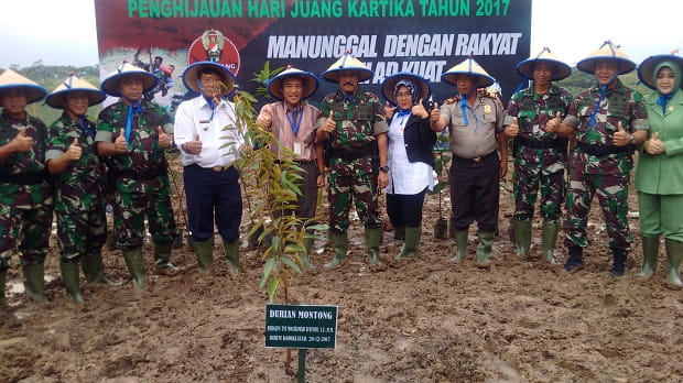 Kodiklat TNI AD Tanam 1000 Bibit Pohon