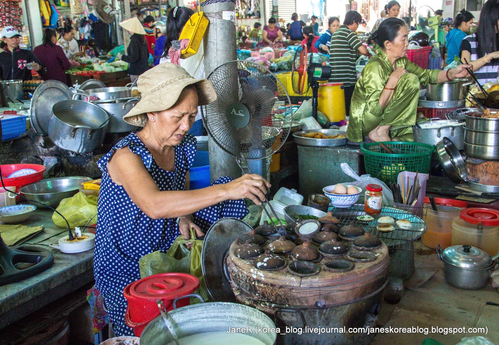 вьетнамка на рынке. вьетнамка на рынке. вьетнамский рынок в оренбурге. базар казань вьетнам вьетнамский. как работает вьетнамский рынок в праздники.
