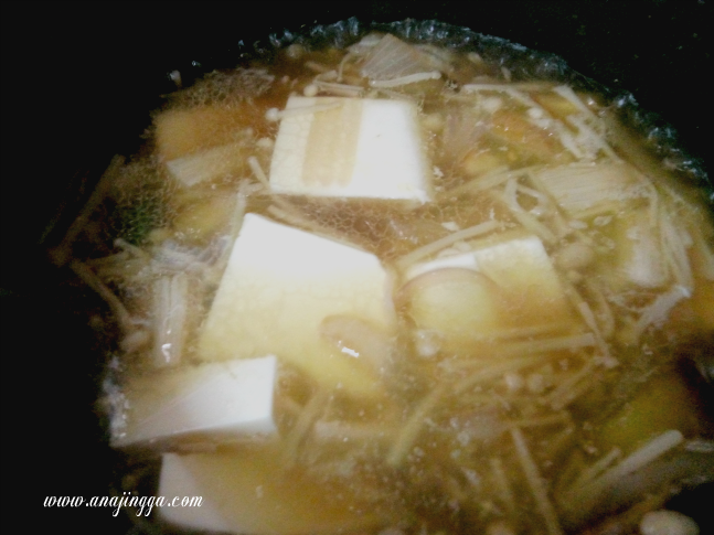 Sup Tauhu Lembut Dengan Cendawan Enoki Anajingga